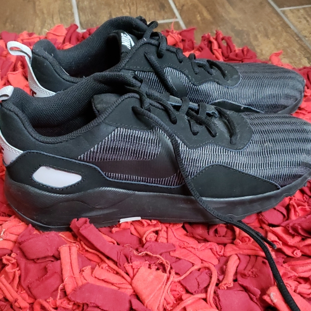 Tennis shoes